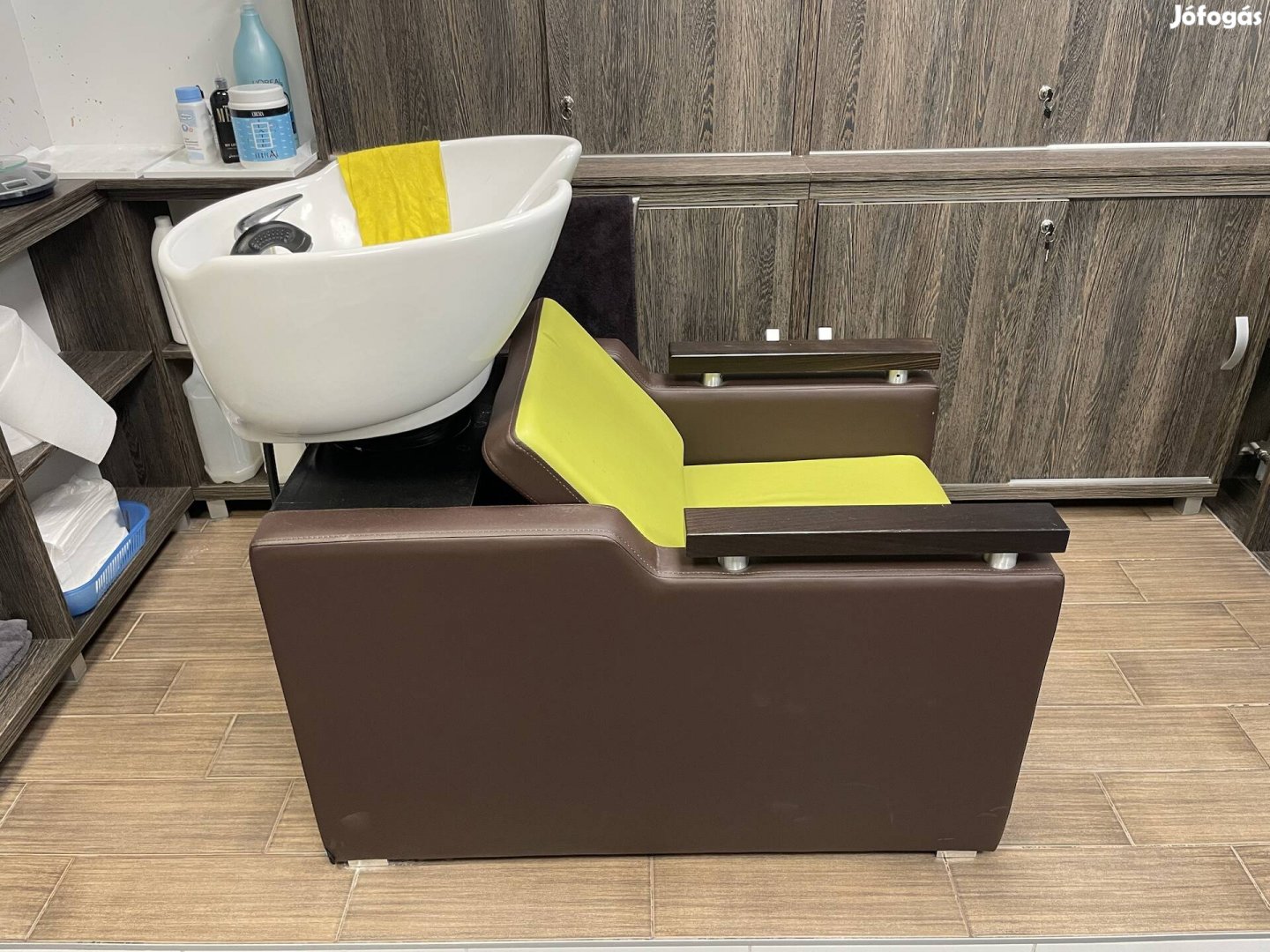 Fordász fejmosó és székek