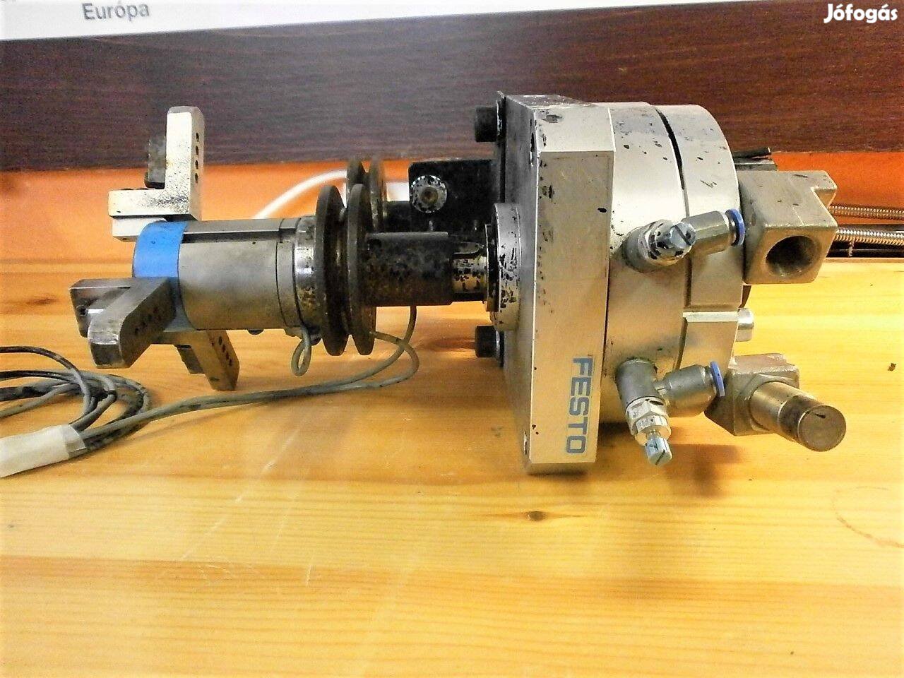 Fordítómű hárompontos megfogóval encoderrel Festo 4145