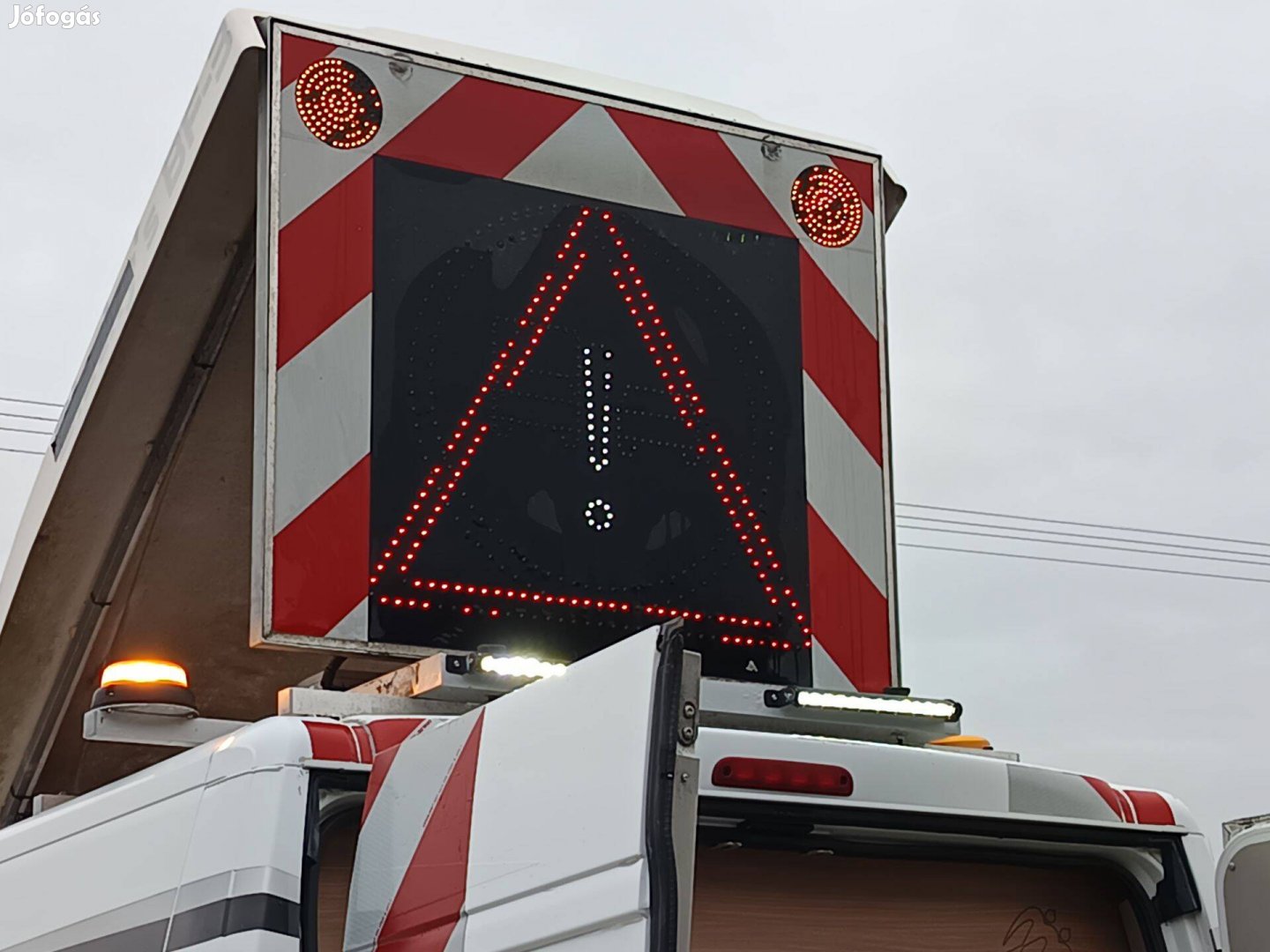 Forgalom terelő tábla elektromos kitolással