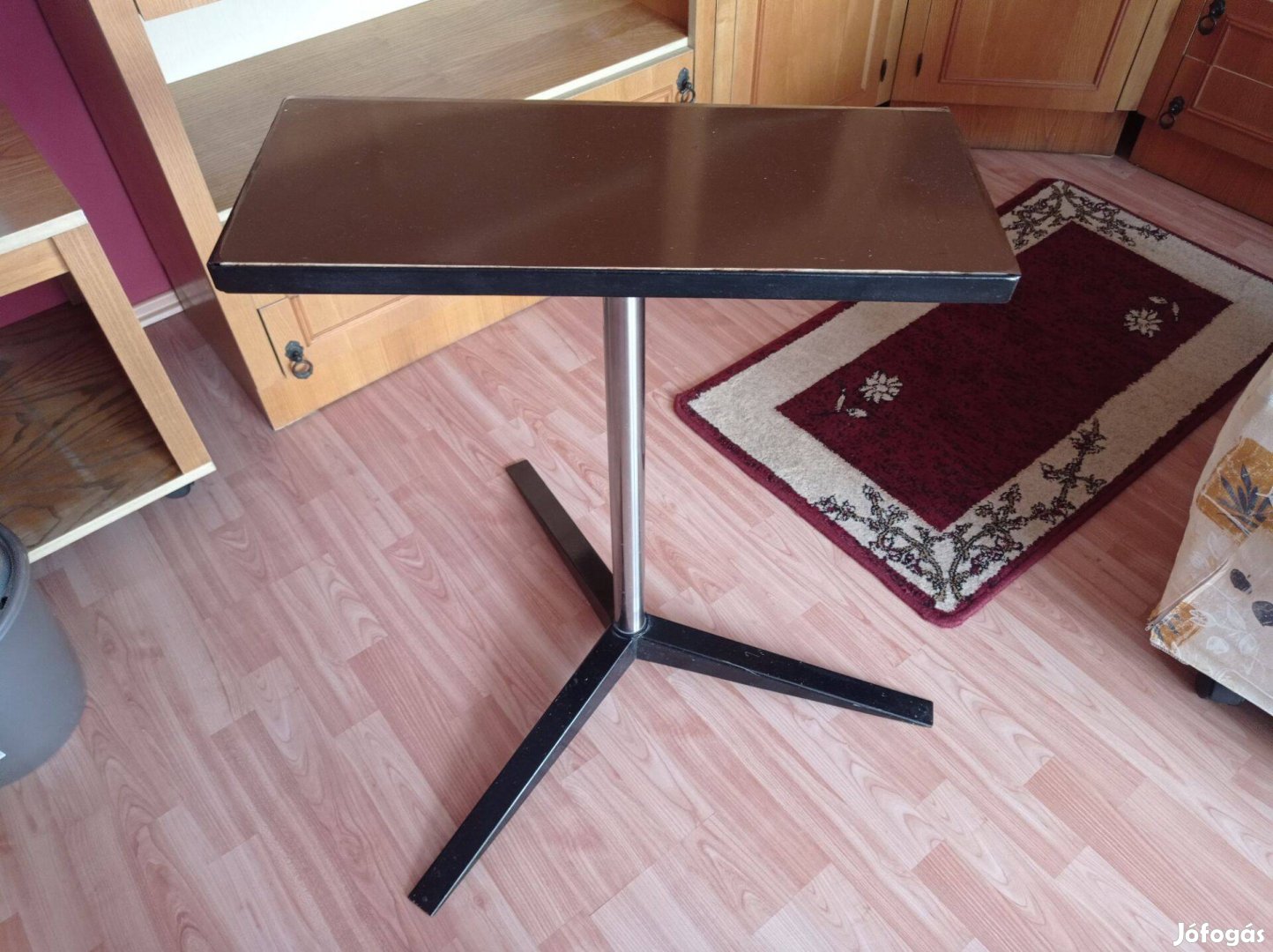 Forgatható fém TV asztal