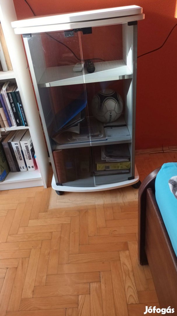 Forgatható tetejű gurulás tv szekrény