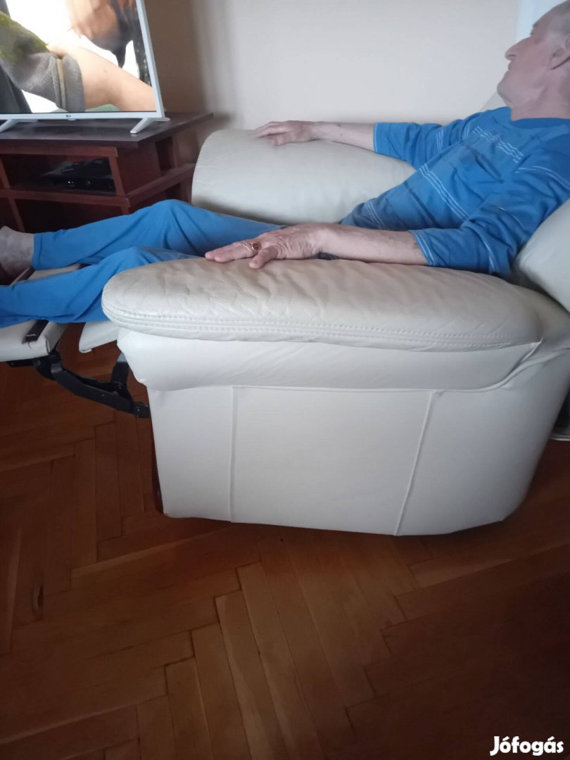 Forgó bőr fotel , ülő és fekvő helyzetbe állítható