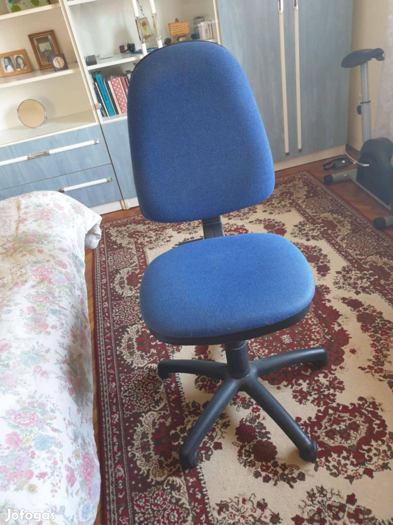 Forgószék, kék kárpittal