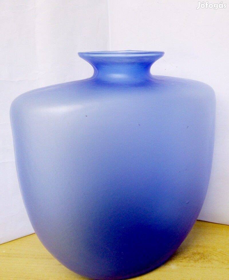Formába fújt, kék színű öblös üveg váza esernyős címkével, tökéletes