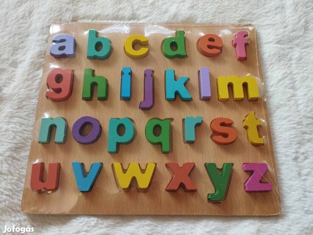 Formaválogató színes puzzle kirakó kis betűk fa táblán 26 db-os