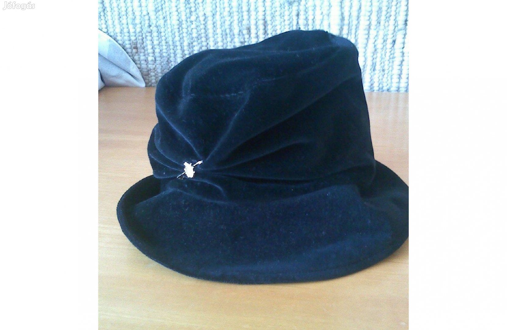 Formázható, fekete tükörbársony kalap brosstűvel!!