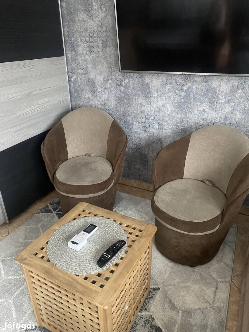 Fotel 2 db eladó barna színben.