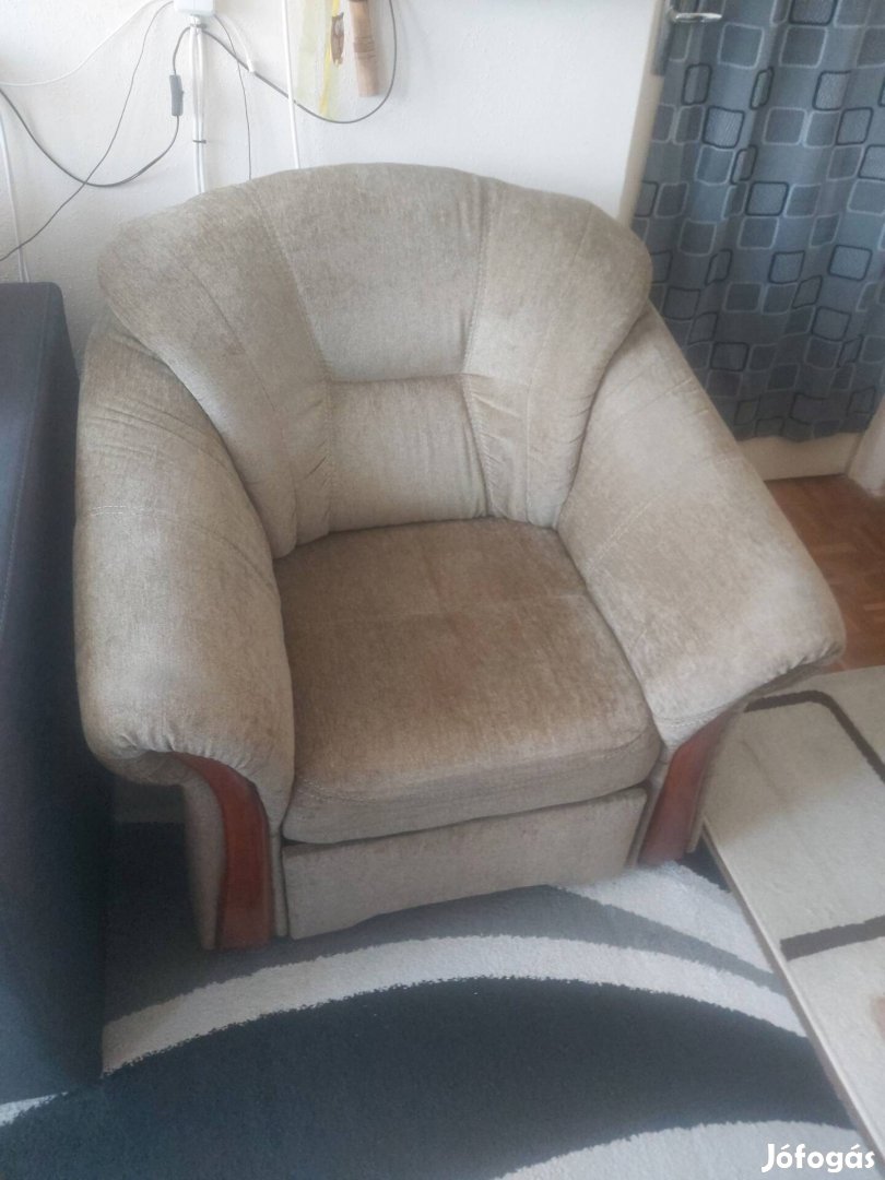 Fotel, kihúzható lábtartóval