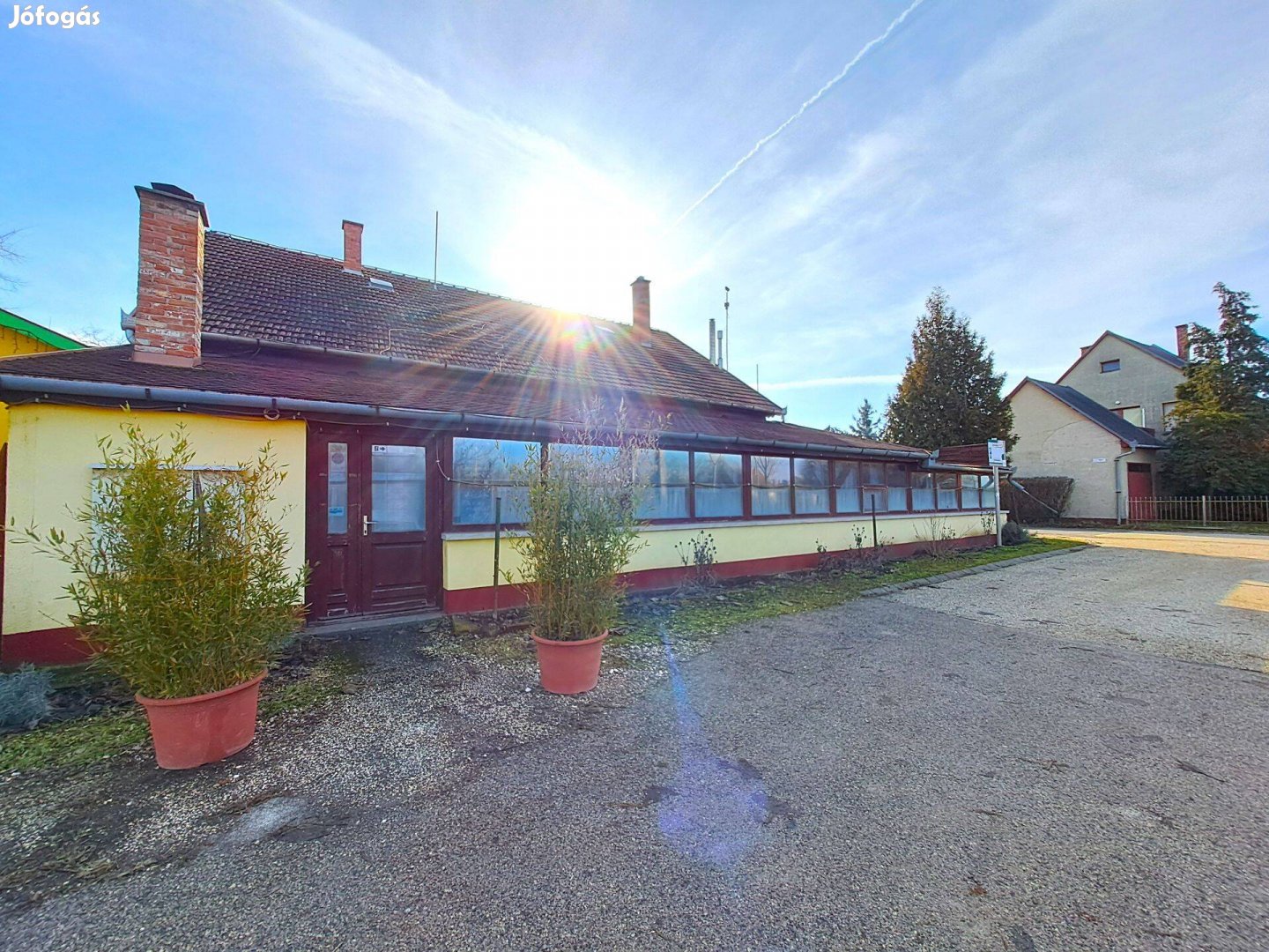 Főút mellett családi ház többfunkciós vállalkozási lehetőséggel Eladó!