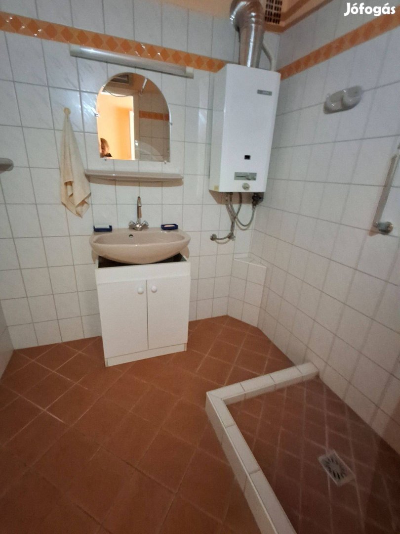 Fövenyes utcai, 2 emeleti téglalakás eladó