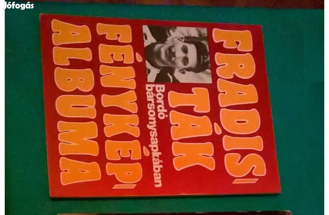 Fradisták Bordó bársonysapkában Fénykép Album