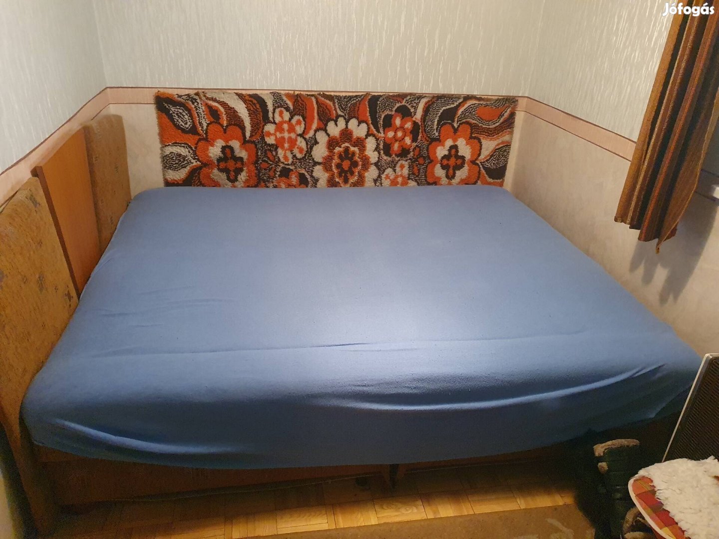 Francia ágy ágynemű tartóval