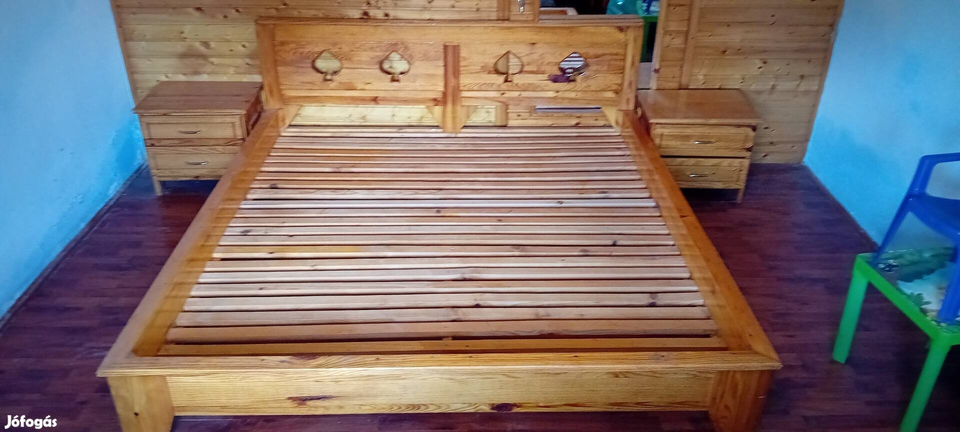 Francia ágy borovi fenyőből készült egyedi csináltatott martacal 