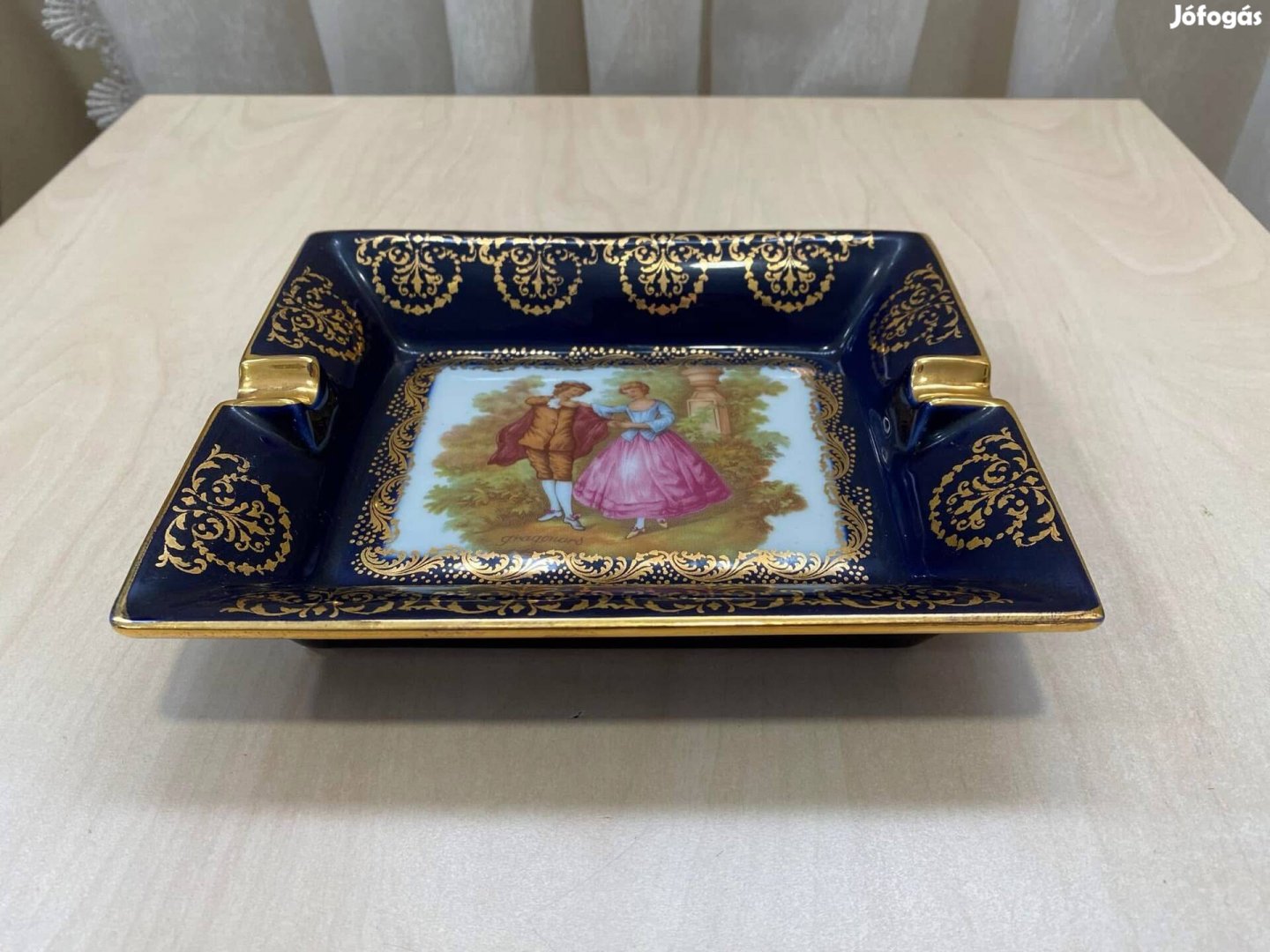 Francia barokkjelenetes porcelán hamutartó