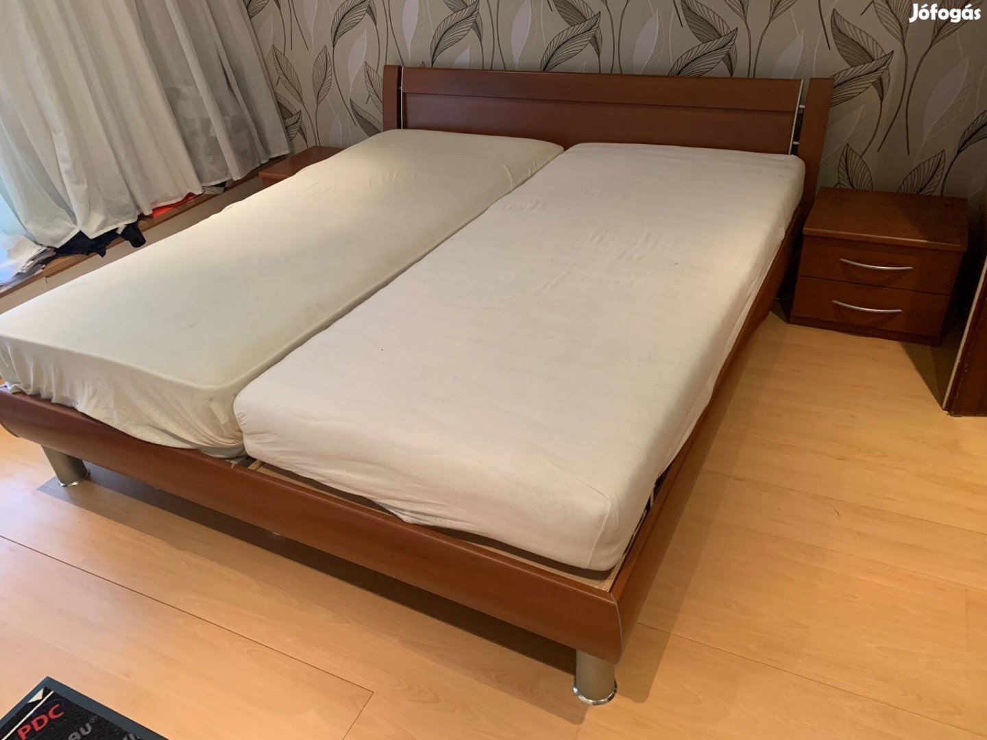 Franciaágy 180x200 cm 2 éjjeliszekrény