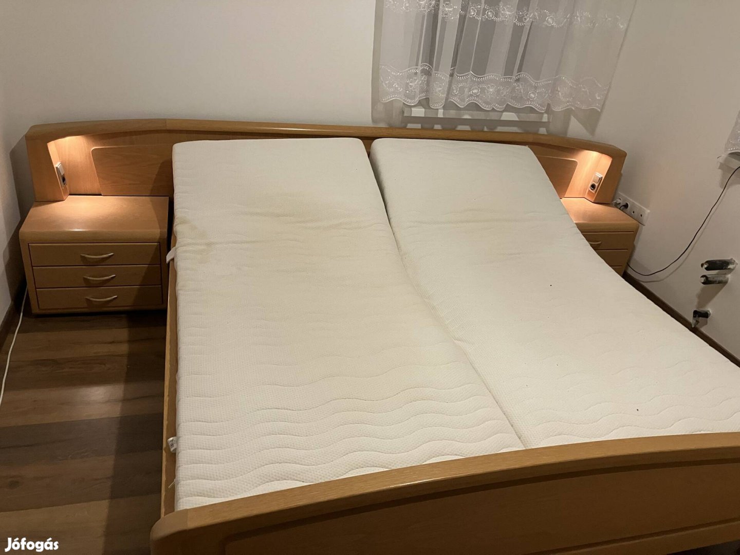 Franciaágy 180x200 fejvéggel és éjjeliszekrényekkel