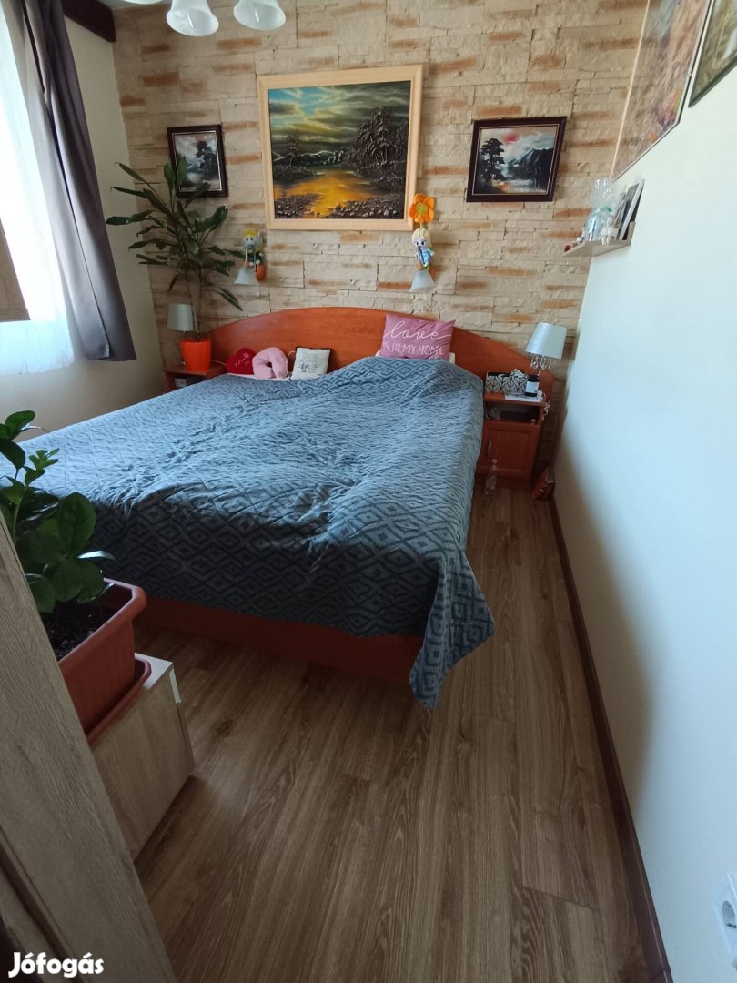 Franciaágy éjjeliszekrénnyel, matraccal.
