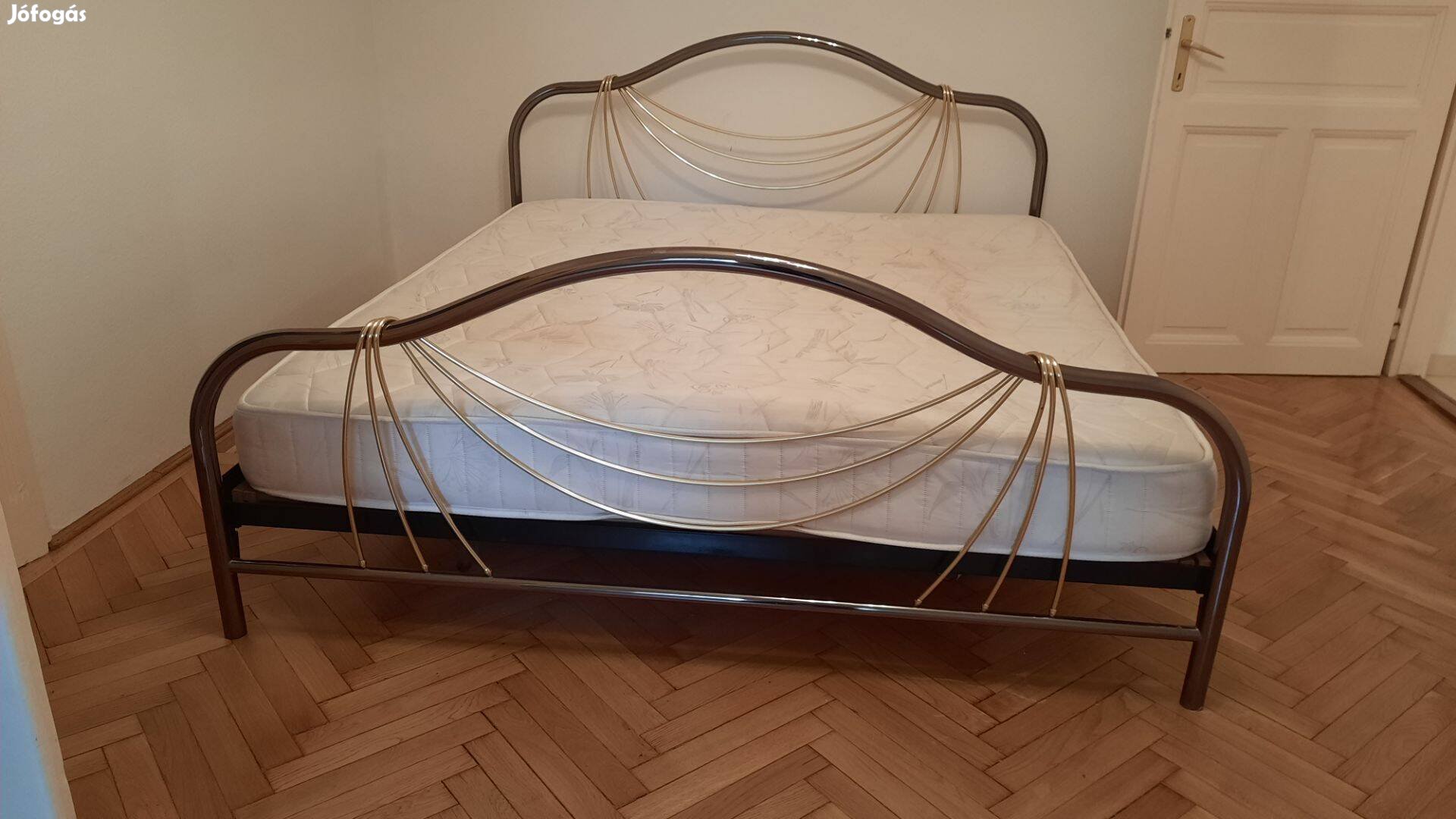 Franciaágy és dohányzóasztal egyben