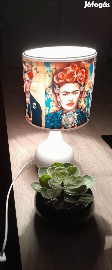 Frida Kahlo mintás asztali lámpa