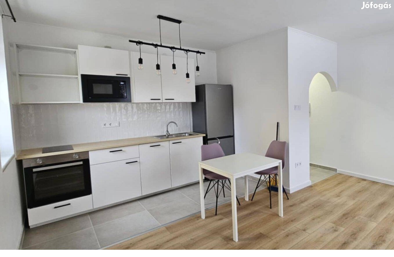 Frissen felújított kertvárosi garzon saját parkolóval