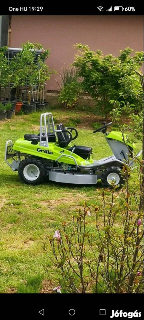 Fű és-bozót vágó traktor