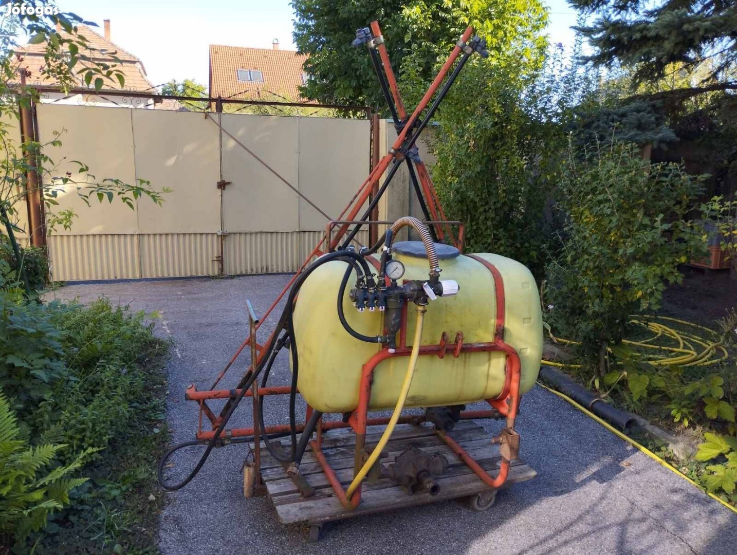 Függesztett permetező 220 literes Hypro szivattyúval.