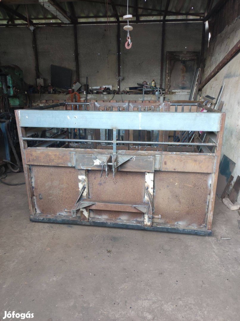 Függesztett szállító kaloda