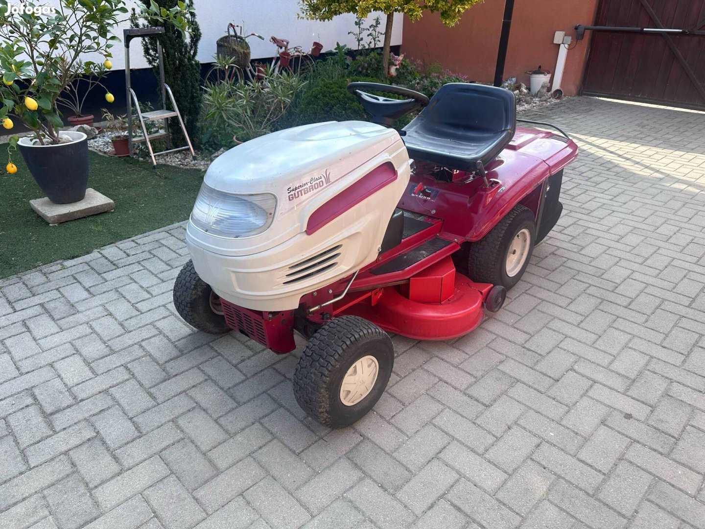 Fűgyüjtős fűnyirótraktor eladó 
