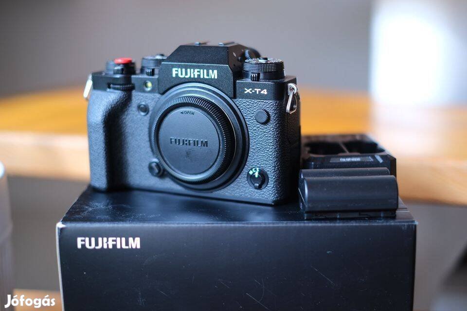 Fujifilm X-T4 | fekete + 2gyári akku, JJC töltő, Meike markolat