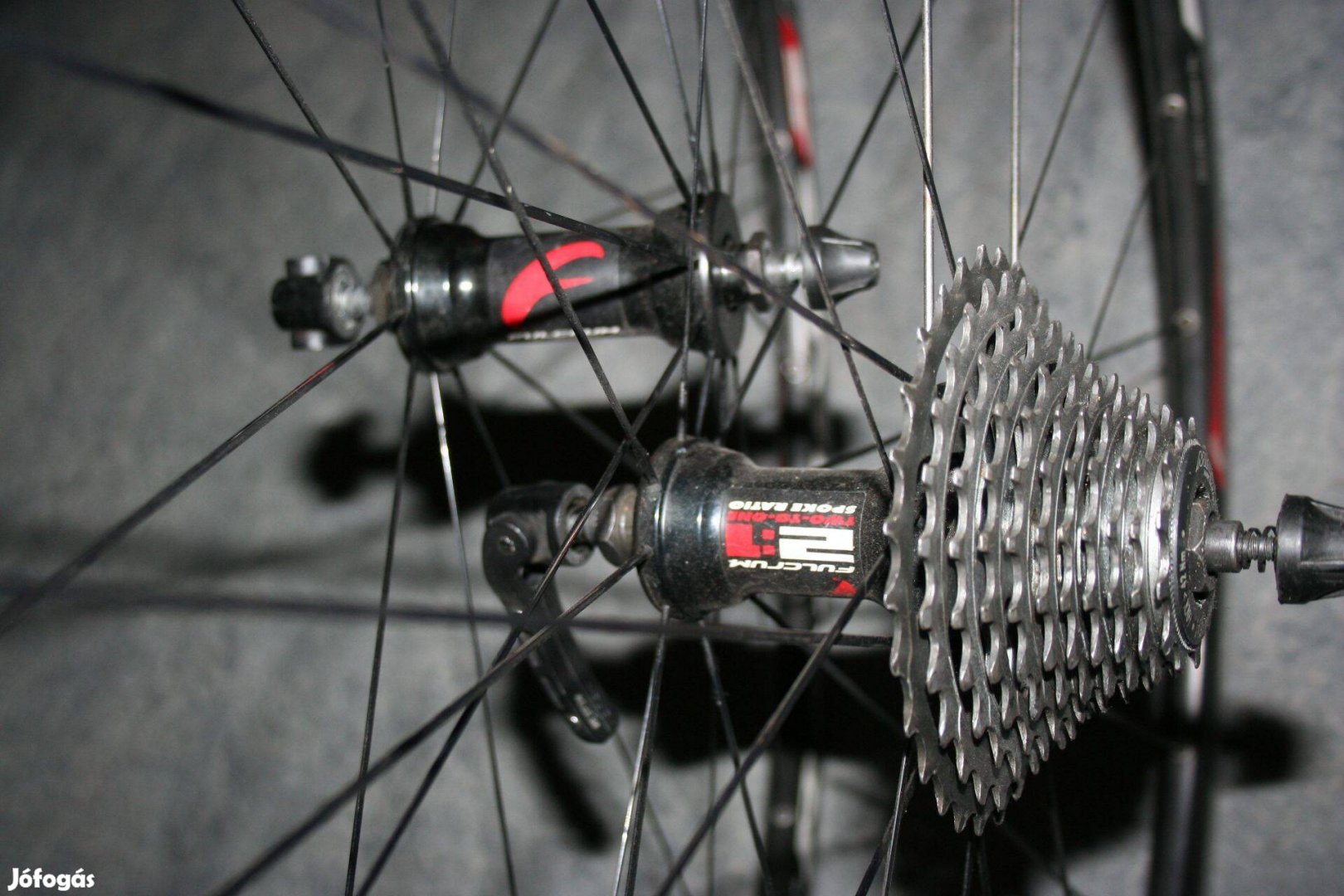 Fulcrum racing országúti kereke Campagnolo 11-es sorral