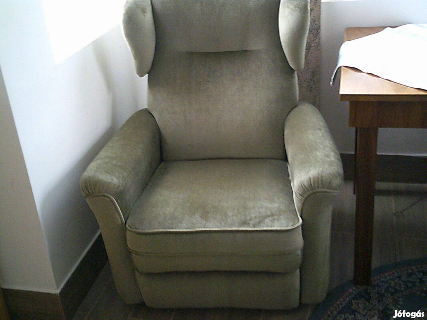 Füles fotel eladó oliv-zöld szép bársony anyaggal felújítva