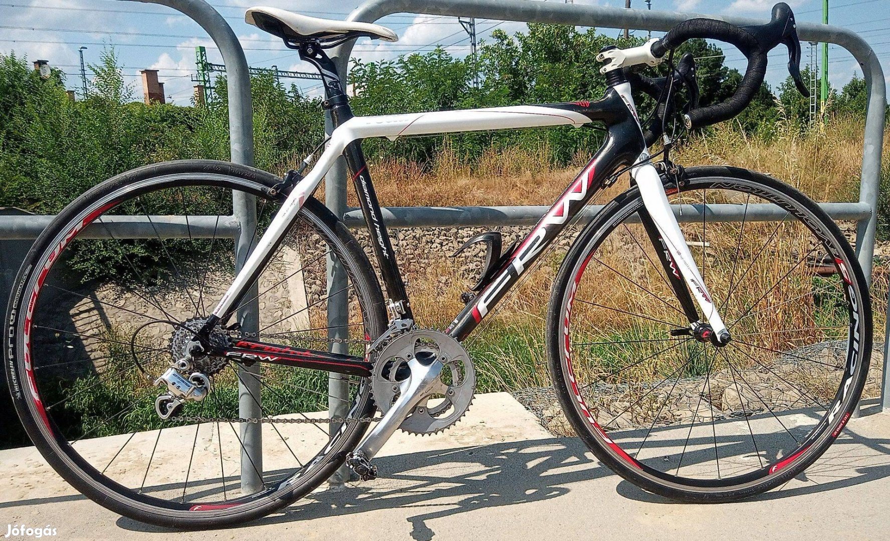 Full karbon országúti versenykerékpár Campagnolo 2*11 Fulcrum