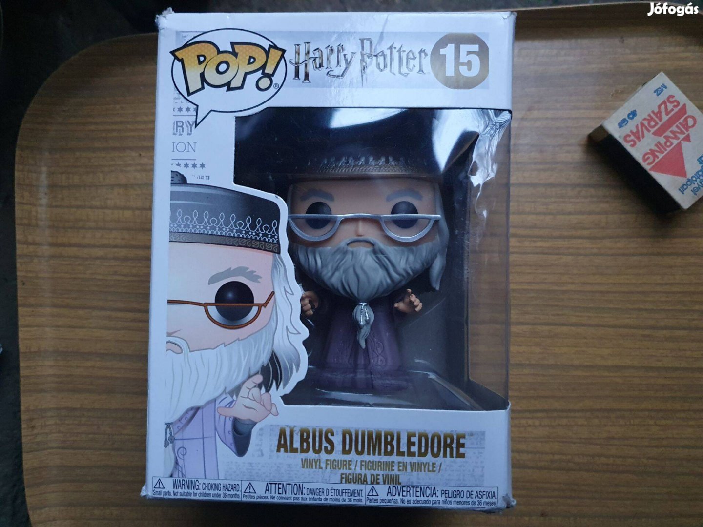 Funko POP -Harry Potter: Albus Dumbledore figura dobozában +kitűző