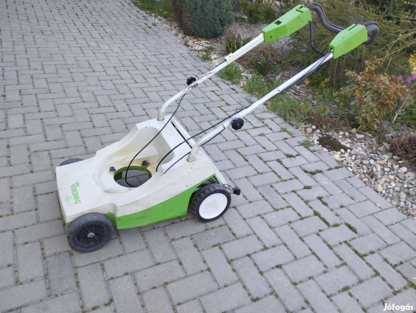 Fűnyíró ház, kaszni, Viking MB 455