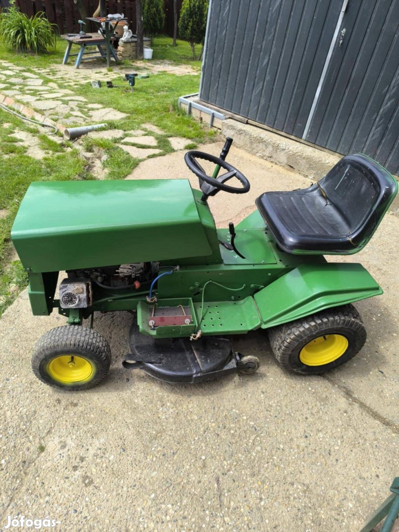 Fűnyíró traktor