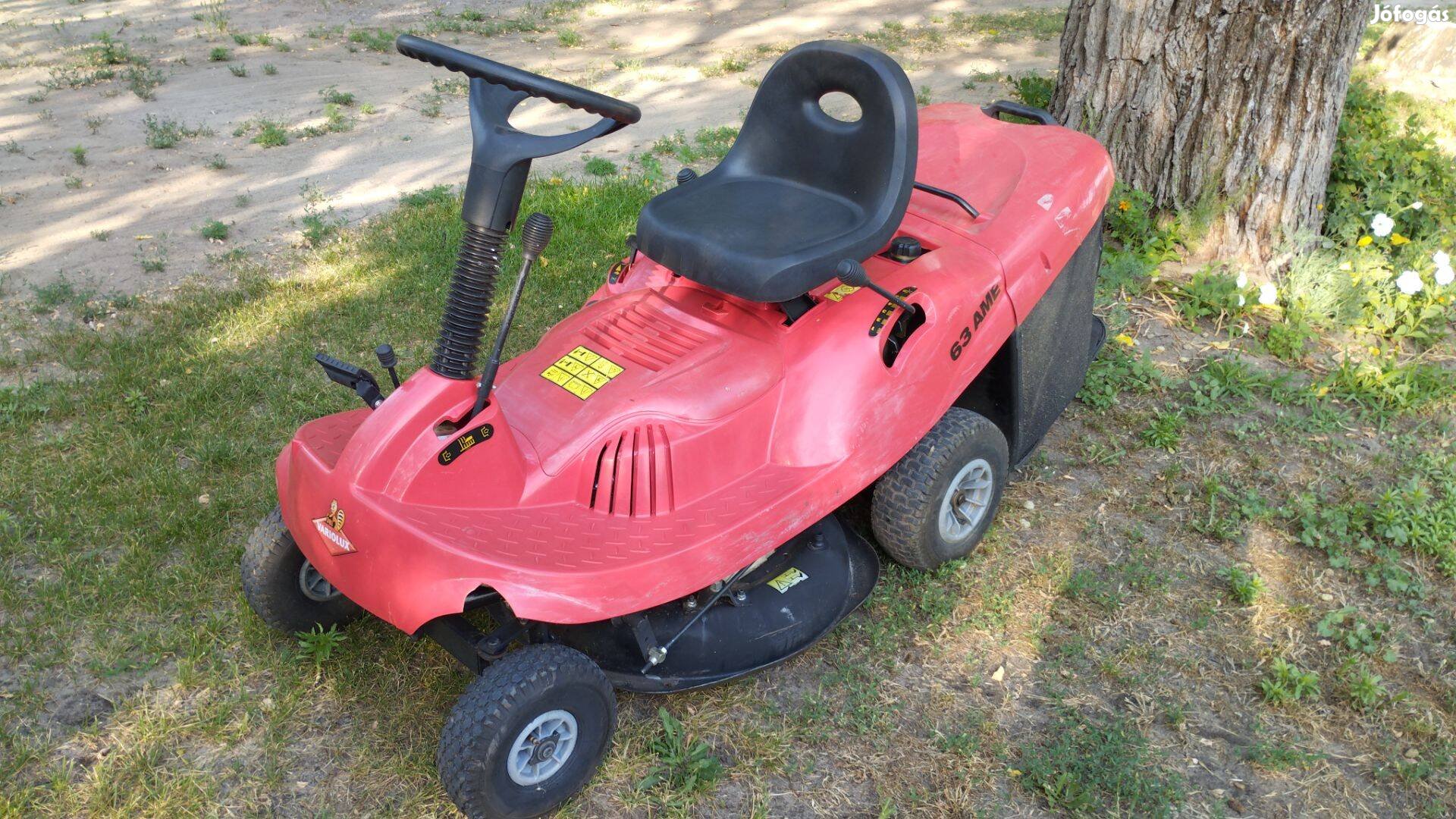 Fűnyíró traktor