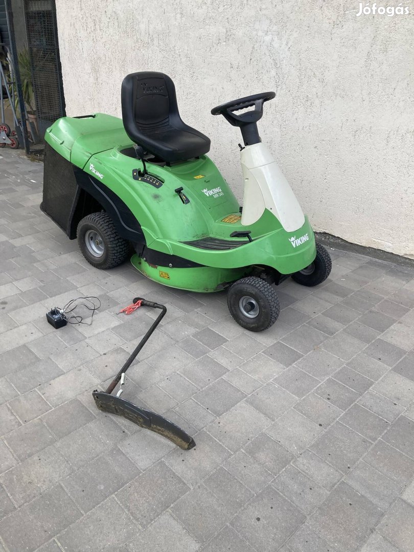 Fűnyiró traktor