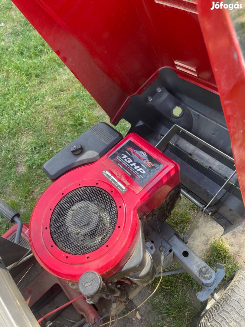 Fűnyíró traktor