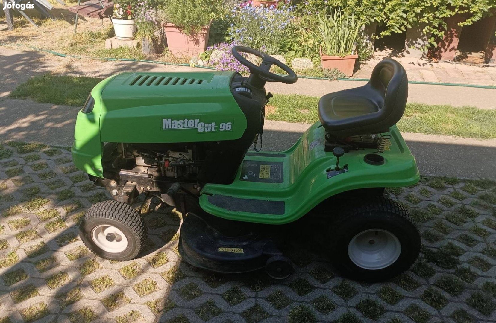 Fűnyíró traktor