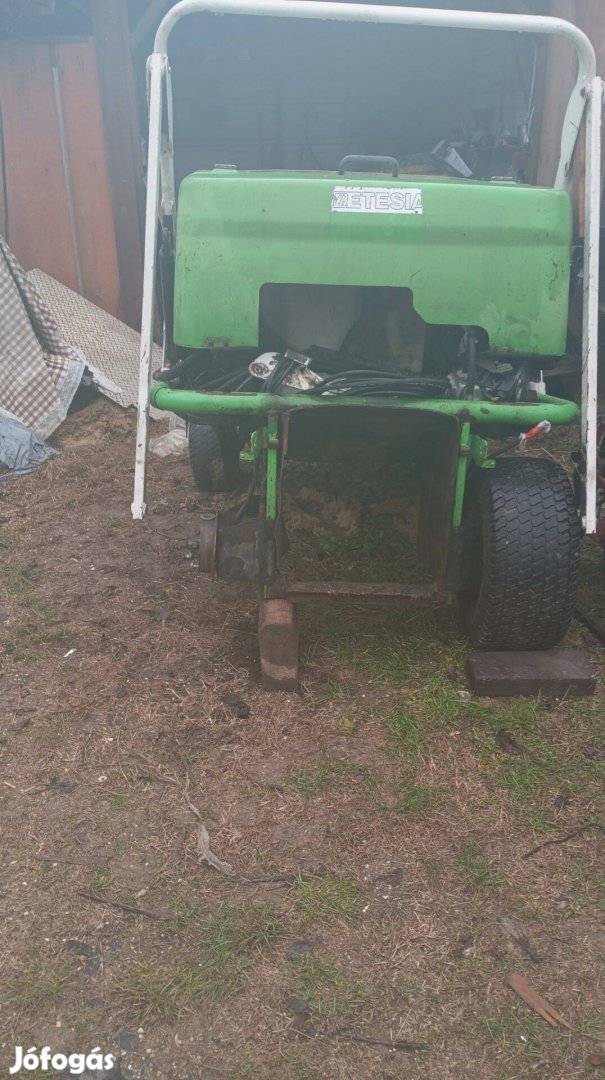 Fűnyiró traktorEtesia 124d420 000ft
