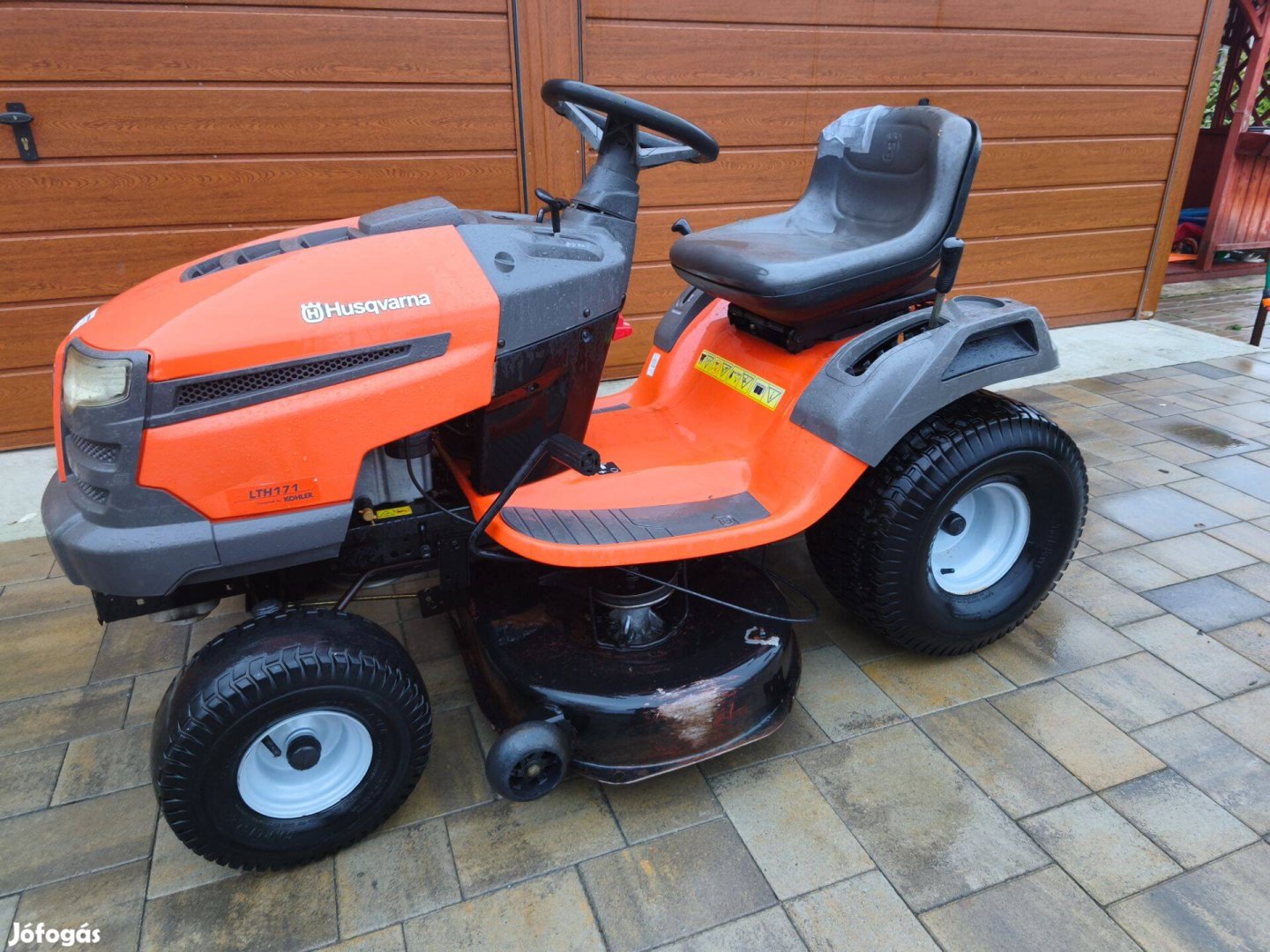 Fűnyíró traktor Fűnyírótraktor Husqvarna