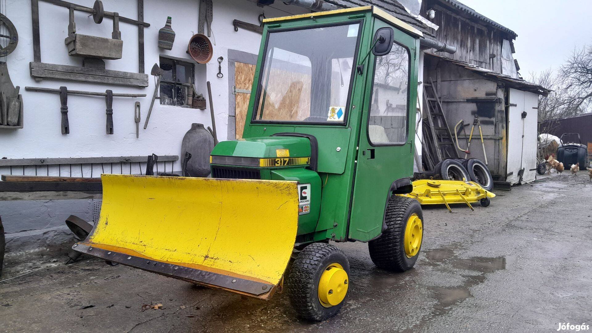 Fűnyíró traktor John Deere 317 V2 17Le talajmarójával eladó