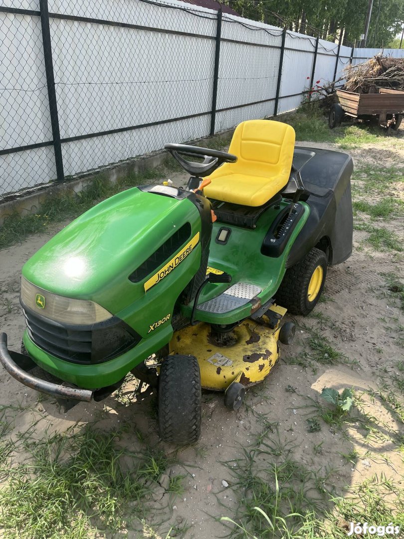 Fűnyíró traktor John deere X130R
