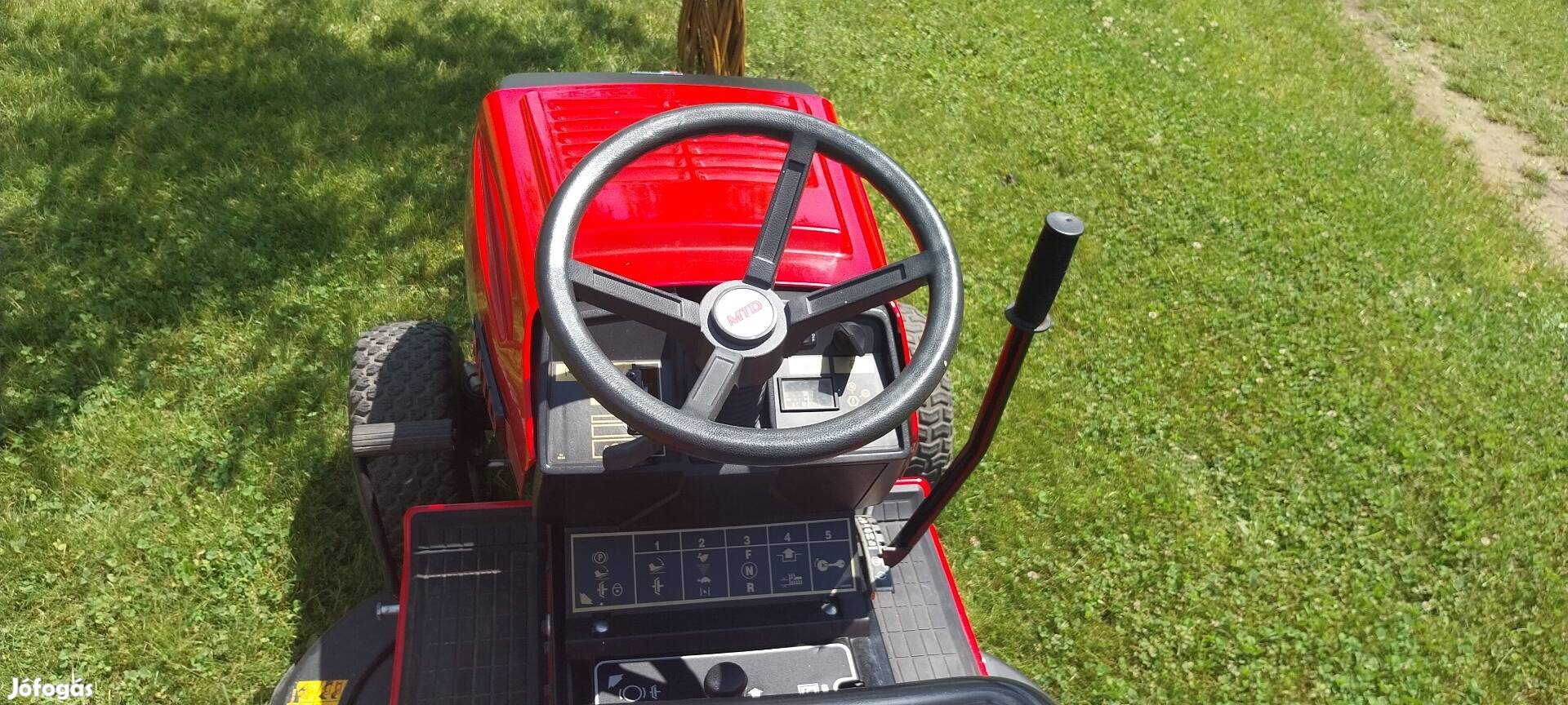 Fűnyíró traktor 