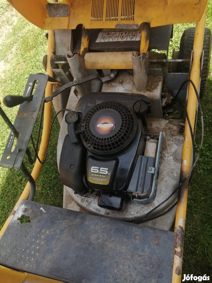 Fűnyíró traktor 