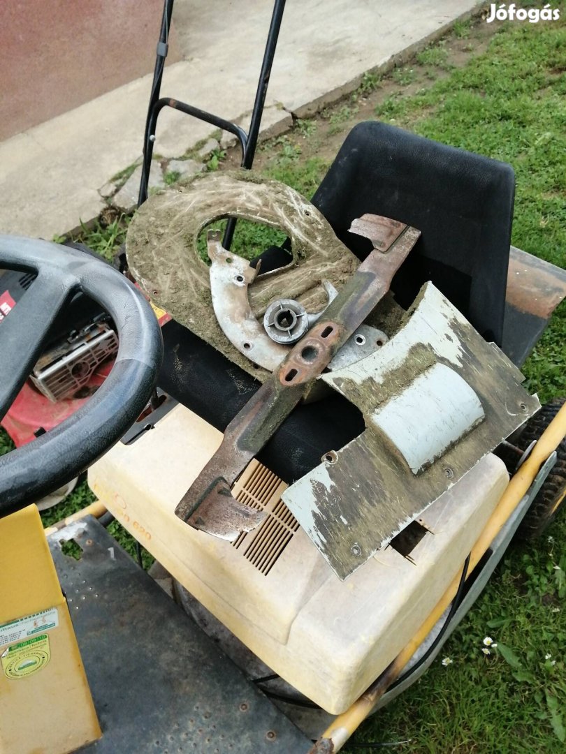 Fűnyíró traktor 