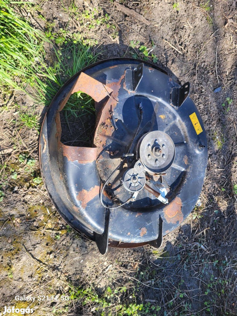 Fűnyíró traktor egykéses vágóasztal