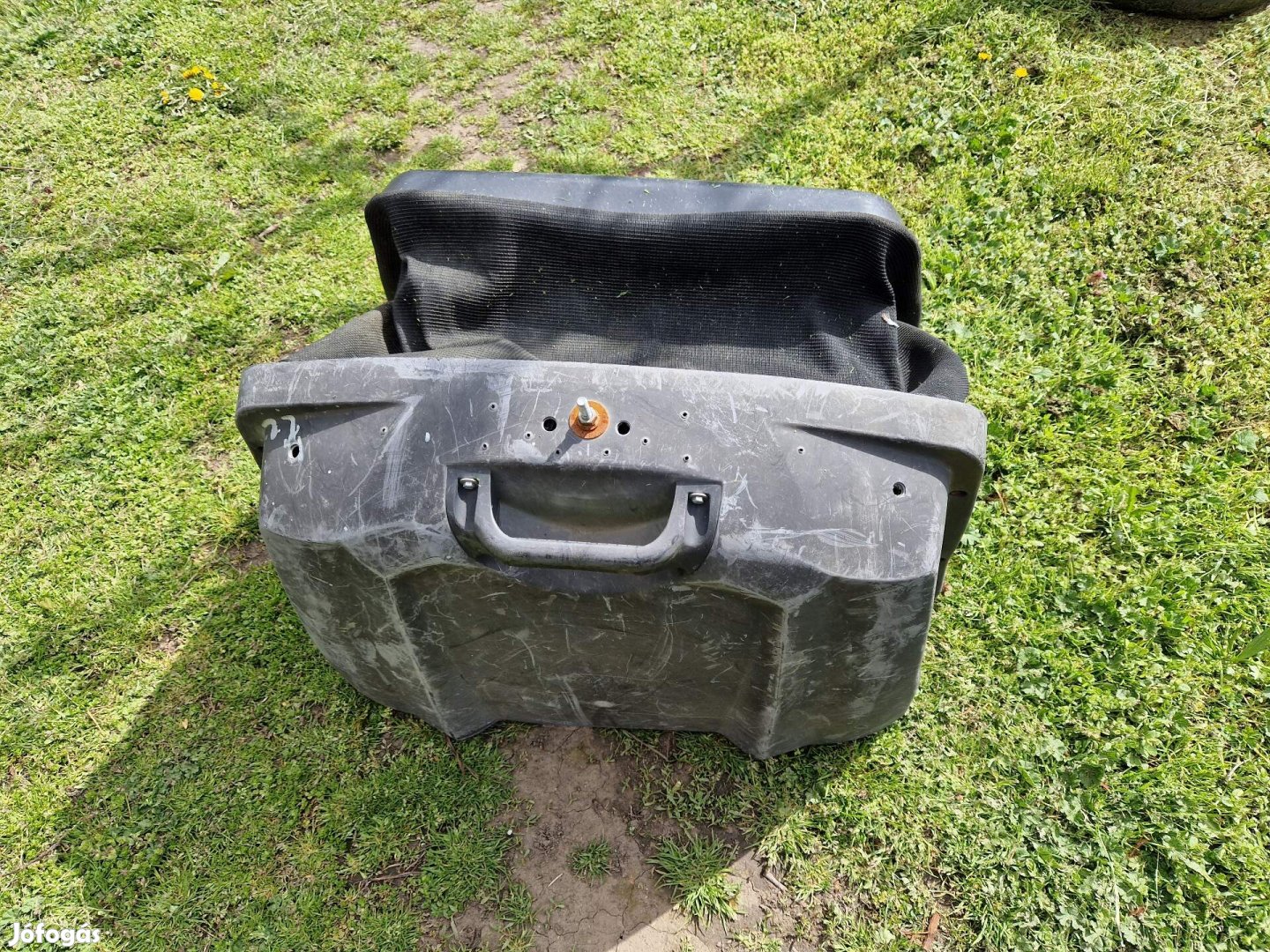 Fűnyiró traktor fügyűjtő.Lajosnak.