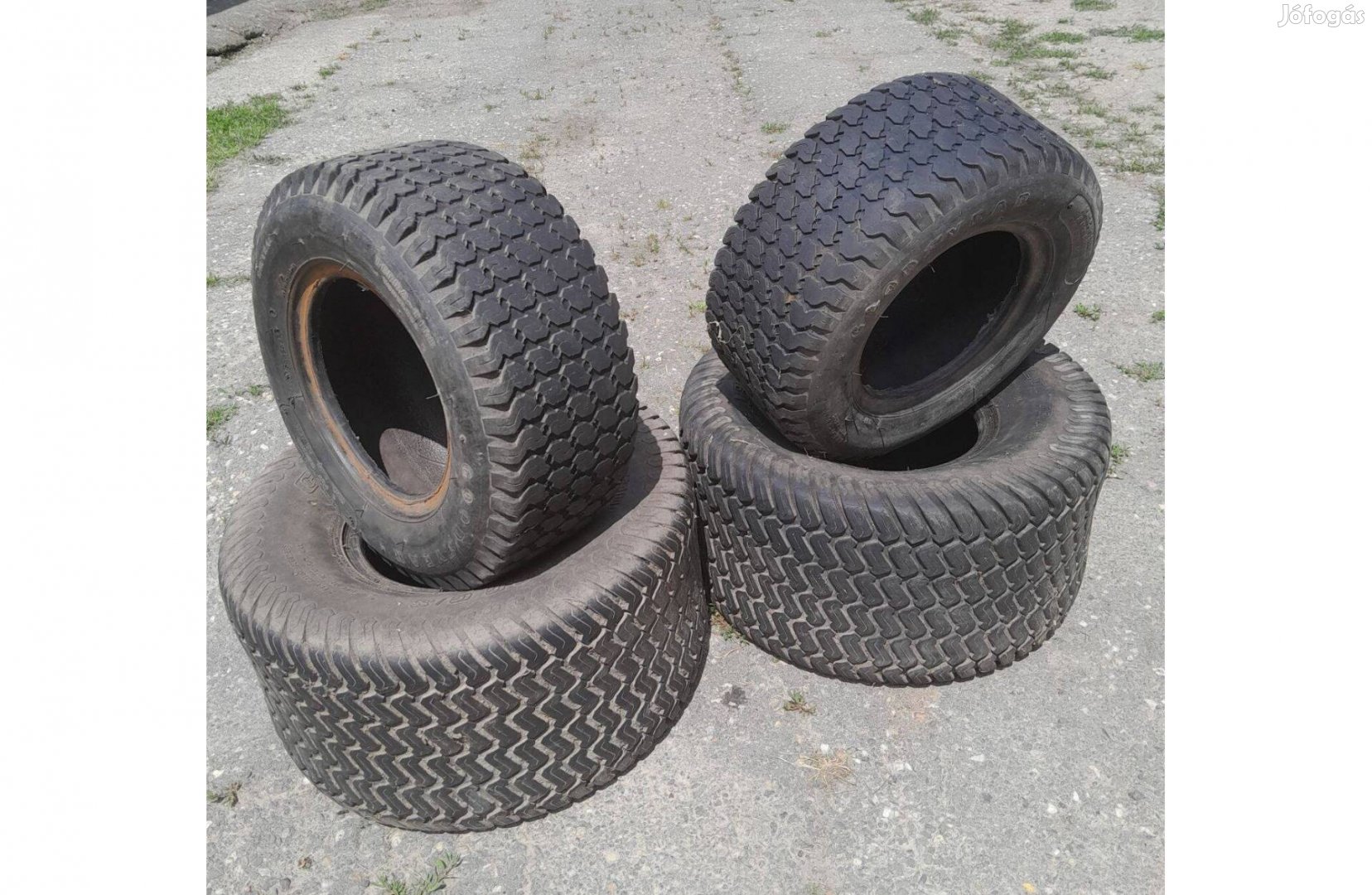Fűnyíró traktor gumi garnitúra jó állapotban egyben eladó