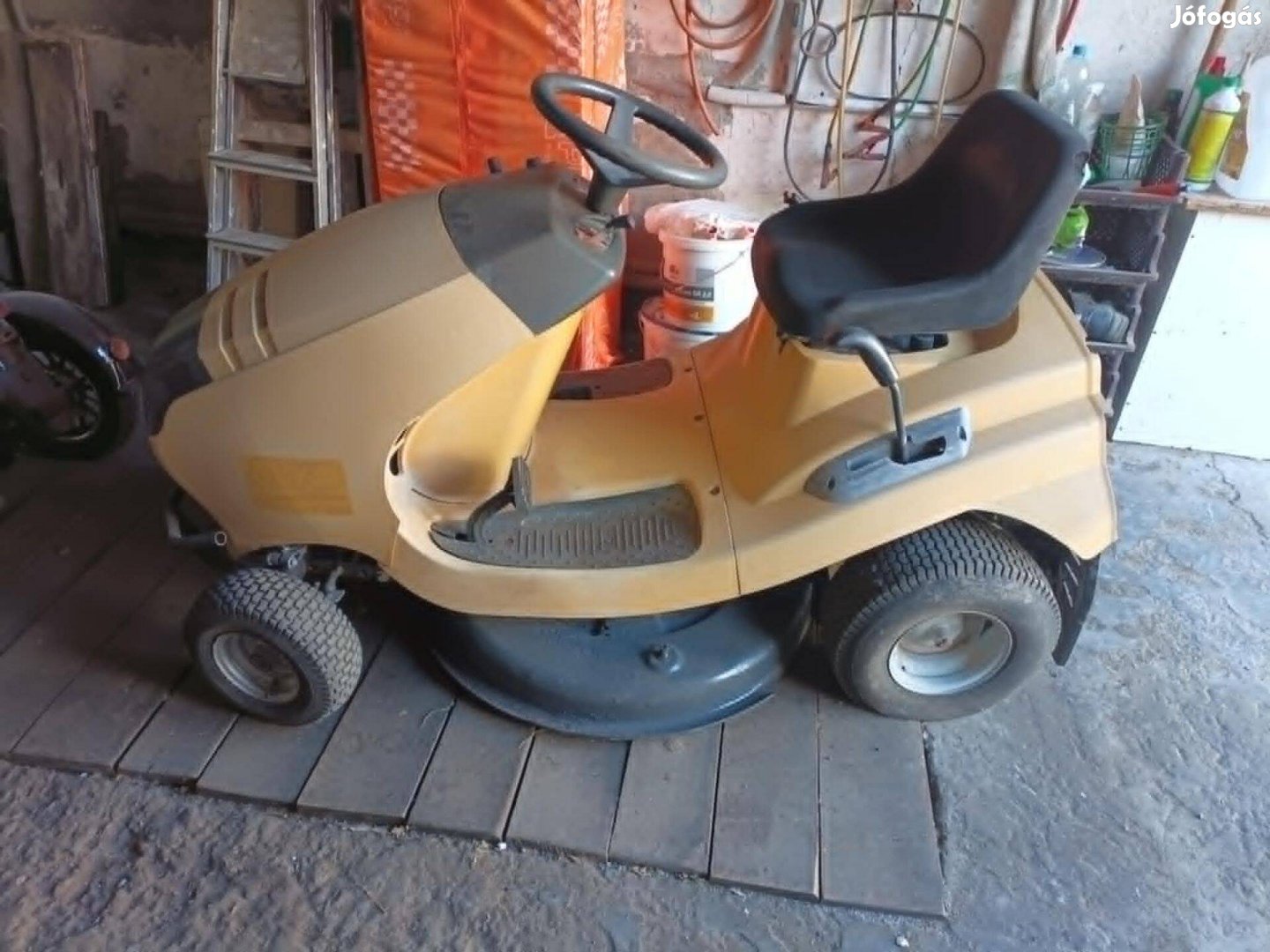 Fűnyíró traktor gyűjtőláda nélkül